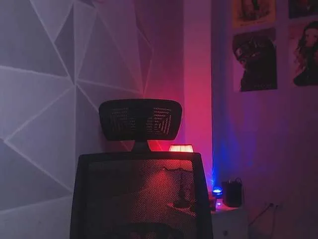 NatashaTanaka — It excites me to fill my whole body with oil and to suck my toes like my hands