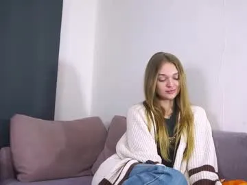 moirawenzinger — Heeeeyy, My name is Kylie!! ITS MY 1st DAY GUYS!!!! GOAL:softly touch my neck and collarbones hehe #18 #teen #new #bigass #natural [12 tokens remaining]