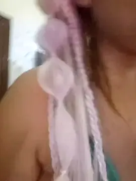 AliceRuivinha2 — Chuva dourada no banheiro