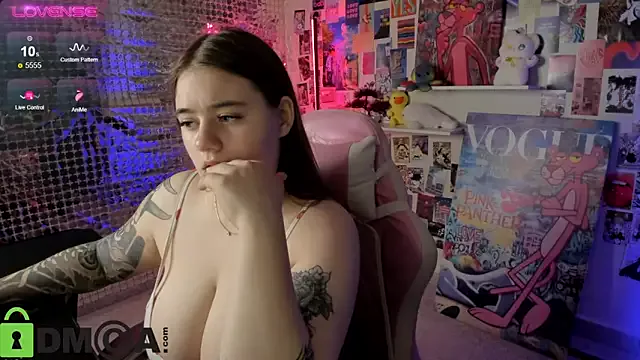 Alli_Aster on StripChat 