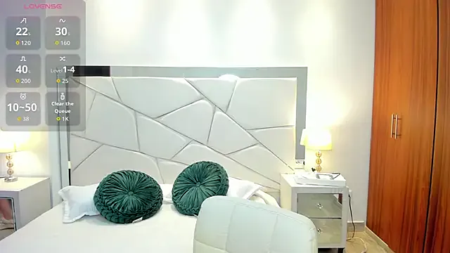 Bella-hadiid — finger in pussy
