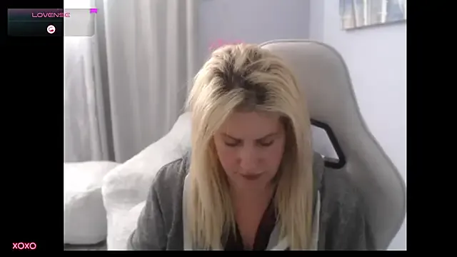 BellaStar84 on StripChat 