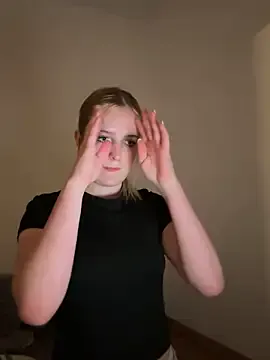 DieBlondeHannah — Show Boobs 1min 
