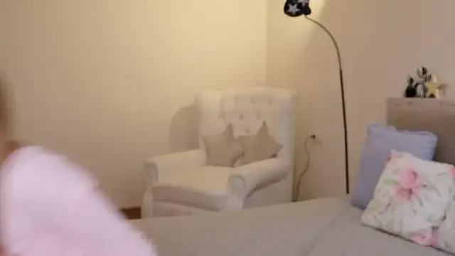 ella_twinkl on StripChat 