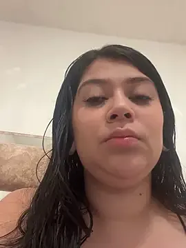 emilyjohanson — Kiss lesbian