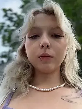 EveLittleSinner on StripChat 