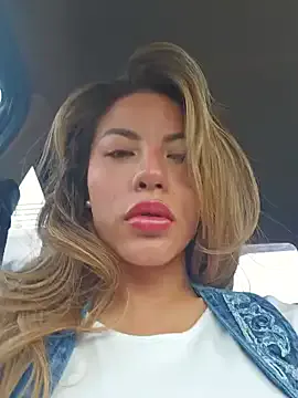 Karen_San_Miguel — play niples + flash pussy in mall 