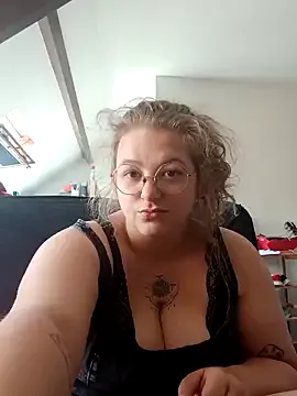 LilouCuriosity on StripChat 
