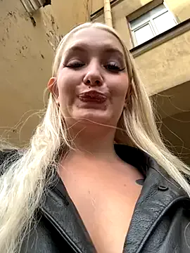 Milkyy_wway — Massage NAKED ass on public