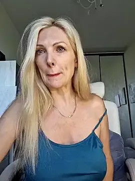 Monna on StripChat 