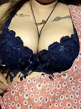 QUEENOF_LUST on StripChat 