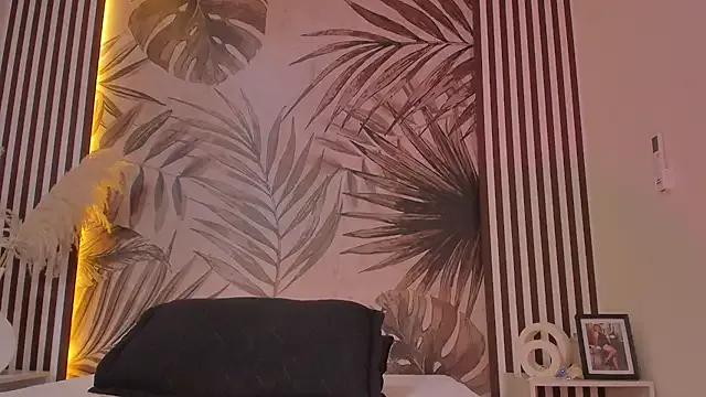 Samaantha-White — SHAVED PUSSY CLOSE-UP 