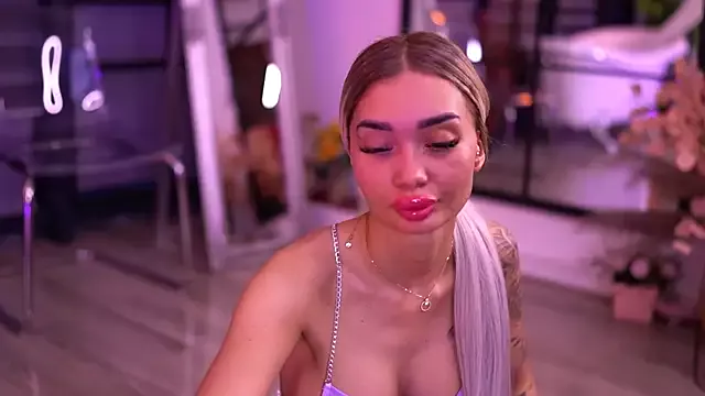 SashaFerrera on StripChat 