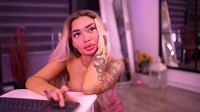 SashaFerrera on StripChat 