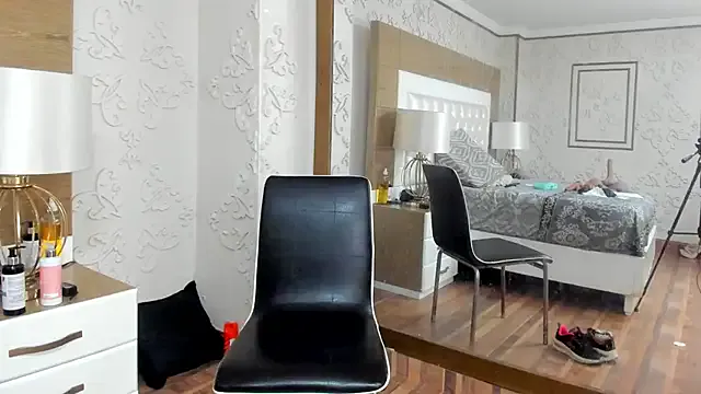TaraaHot on StripChat 