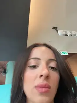 Yesmoree — Fingering hard creamy pussy