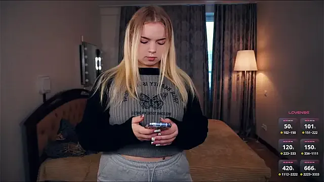 ZaraCreedon on StripChat 